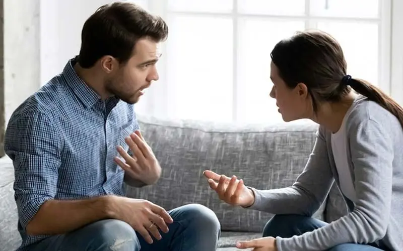 یک خانم و یک آقا روی کاناپه نشسته‌اند و در حال بحث هستند. آقا با تعجب به خودش اشاره کرده است و خانم نیز دست خود را در حین صبحت بالا گرفته است