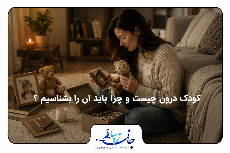 دختری که عروسکی در دست چپ و عکسی در دست راست دارد