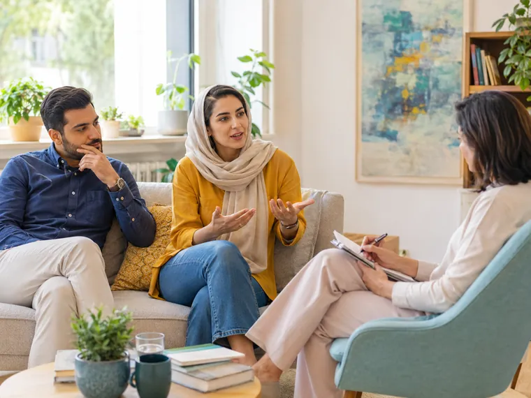زوجدرمانی برای دخالت خانوادهها و تعیین مرز سالم زوج در جلسه زوجدرمانی برای تعیین مرز سالم با خانوادهها و مدیریت دخالت والدین