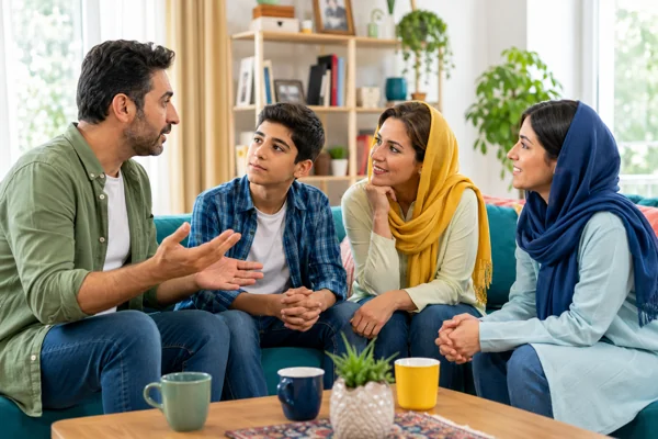 نقش گوش دادن فعال در ارتباط خانوادگی گوش دادن فعال بین اعضای خانواده برای بهبود ارتباط